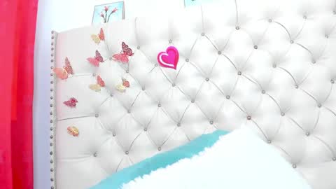 selena_beautyy online show from April 22, 2026, 7:04 pm