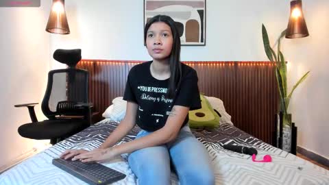 Selena online show from December 5, 2025, 1:52 pm