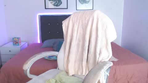 Selena online show from April 21, 2026, 5:39 pm