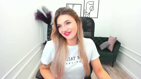 selenaemoore online show from September 28, 2025, 7:41 pm