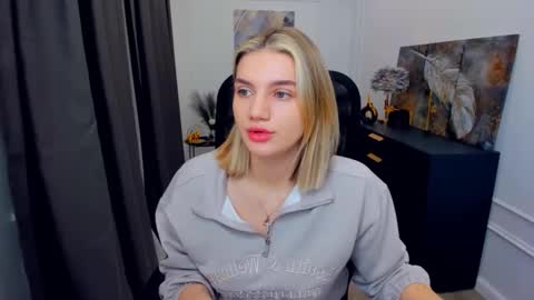 selenaemoore online show from April 21, 2026, 3:46 am