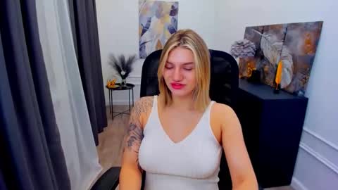 Snapshot of selenaemoore chatting on May 1, 2026, 3:55 am selenaemoore online show from May 1, 2026, 3:55 am