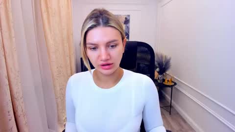 Snapshot of selenaemoore chatting on June 5, 2026, 6:52 am selenaemoore online show from June 5, 2026, 6:52 am