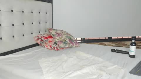  Selena  online show from February 14, 2025, 1:29 pm