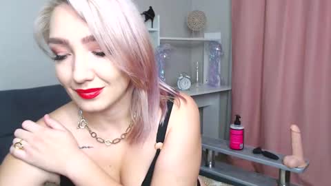 Selena online show from November 29, 2025, 3:48 pm