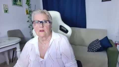 Selenna online show from April 9, 2026, 5:29 pm