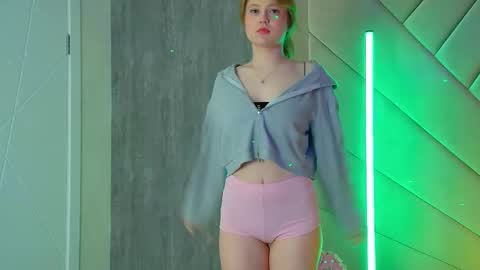 SelinSwarovski online show from March 8, 2025, 1:39 am