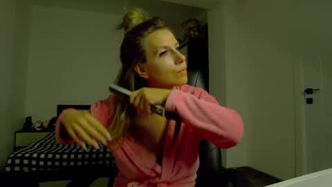 Snapshot of sellena_angel chatting on April 25, 2026, 6:38 pm sellena_angel online show from April 25, 2026, 6:38 pm