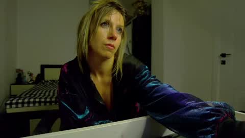 Snapshot of sellena_angel chatting on May 3, 2026, 4:46 pm sellena_angel online show from May 3, 2026, 4:46 pm