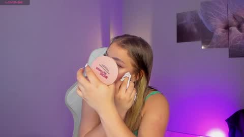 Snapshot of selyn_ chatting on December 5, 2024, 12:22 pm Selyn online show from December 5, 2024, 12:22 pm