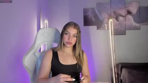 Snapshot of selyn_ chatting on December 14, 2024, 12:33 pm Selyn online show from December 14, 2024, 12:33 pm