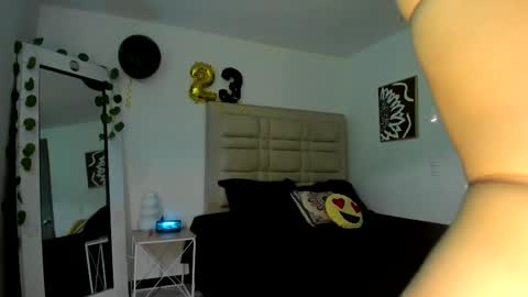 Snapshot of selyn_ chatting on October 16, 2025, 12:06 pm Selyn online show from October 16, 2025, 12:06 pm