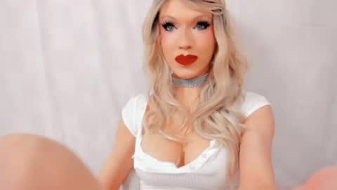 Mia online show from April 21, 2026, 10:45 pm