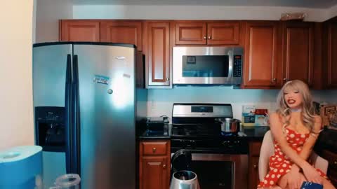 Mia online show from April 23, 2026, 8:00 pm