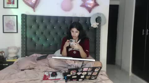 sararoussee online show from March 6, 2025, 2:09 am