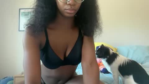 Serenity Bee   online show from September 28, 2025, 4:56 pm