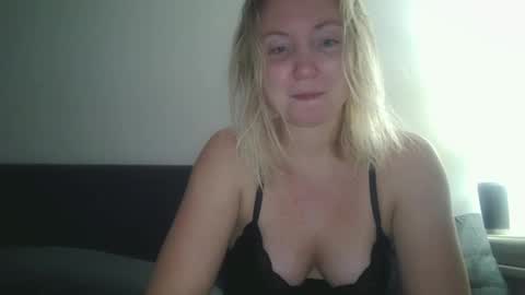 Snapshot of sexiirose22 chatting on February 6, 2025, 3:37 am Rose online show from February 6, 2025, 3:37 am