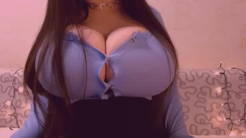 Julia online show from December 22, 2025, 5:04 am