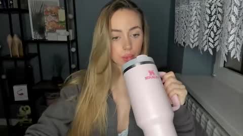 Snapshot of sexy_coralie chatting on January 5, 2025, 8:52 pm C o r a l i e online show from January 5, 2025, 8:52 pm