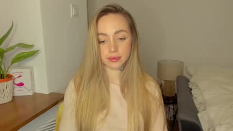 Snapshot of sexy_coralie chatting on January 17, 2025, 6:02 pm C o r a l i e online show from January 17, 2025, 6:02 pm