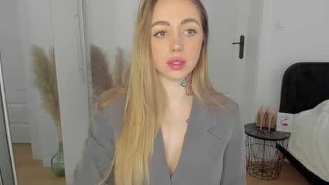 Snapshot of sexy_coralie chatting on February 4, 2025, 2:21 pm C o r a l i e online show from February 4, 2025, 2:21 pm