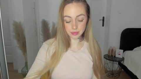 Snapshot of sexy_coralie chatting on February 6, 2025, 2:58 pm C o r a l i e online show from February 6, 2025, 2:58 pm