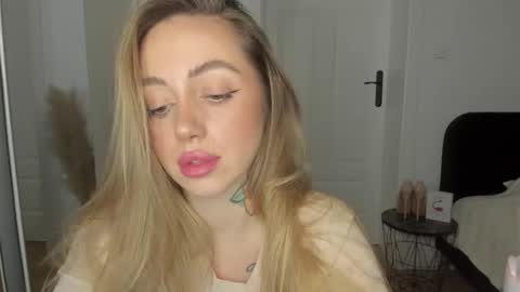 Snapshot of sexy_coralie chatting on February 6, 2025, 6:35 pm C o r a l i e online show from February 6, 2025, 6:35 pm