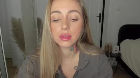 Snapshot of sexy_coralie chatting on February 26, 2025, 8:33 pm C o r a l i e online show from February 26, 2025, 8:33 pm