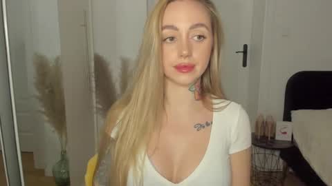 Snapshot of sexy_coralie chatting on March 9, 2025, 7:26 pm C o r a l i e online show from March 9, 2025, 7:26 pm
