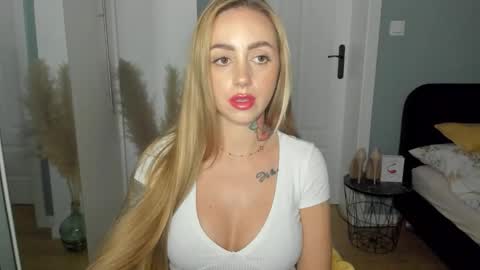 Snapshot of sexy_coralie chatting on June 6, 2026, 5:28 pm C o r a l i e online show from June 6, 2026, 5:28 pm