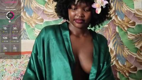 Snapshot of sexypetite_lee chatting on May 12, 2026, 12:41 am Lee online show from May 12, 2026, 12:41 am