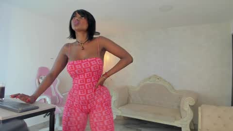 ShantallKnowles online show from February 5, 2025, 1:33 pm