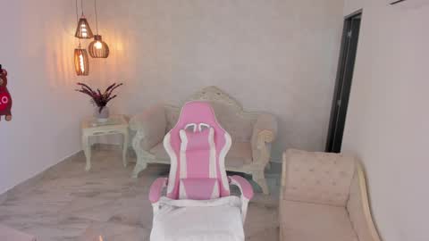 ShantallKnowles online show from February 27, 2025, 1:38 pm