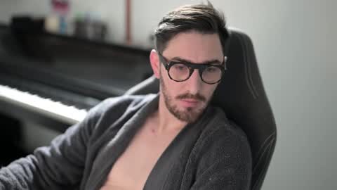 frenchy boy online show from November 11, 2025, 9:42 am