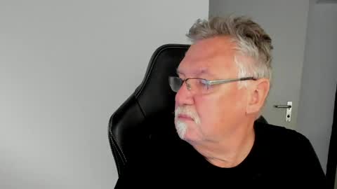 sharlots_pet online show from April 20, 2026, 7:44 am