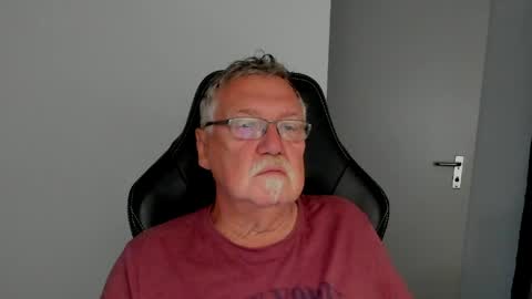 sharlots_pet online show from April 23, 2026, 10:47 am