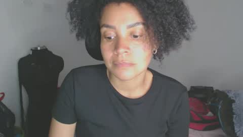 Snapshot of shayna_cute chatting on December 2, 2025, 1:00 am Shayna online show from December 2, 2025, 1:00 am