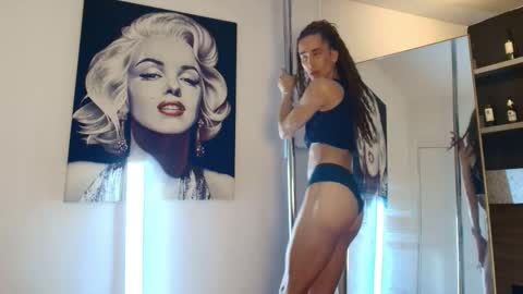 sheikha_mahra online show from November 28, 2025, 4:15 am