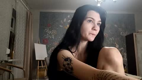 Mila online show from December 1, 2025, 7:08 pm