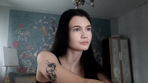 Mila online show from December 5, 2025, 10:24 am