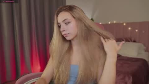 Snapshot of shinybarbie chatting on September 22, 2025, 5:53 am Julia online show from September 22, 2025, 5:53 am