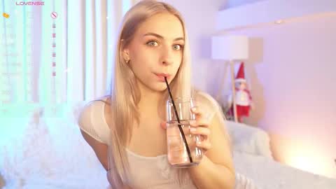 Snapshot of shinybarbie chatting on December 1, 2025, 6:07 am Julia online show from December 1, 2025, 6:07 am