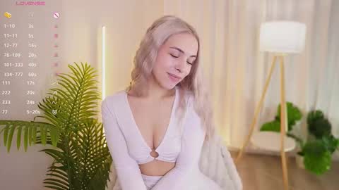 Snapshot of shinybarbie chatting on December 2, 2025, 6:52 am Julia online show from December 2, 2025, 6:52 am