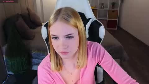 shinyluna online show from November 30, 2025, 9:57 am