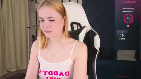 shinyluna online show from December 2, 2025, 10:20 am