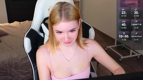 shinyluna online show from December 4, 2025, 3:27 am