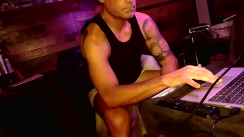 Red4040 online show from October 31, 2025, 1:23 pm