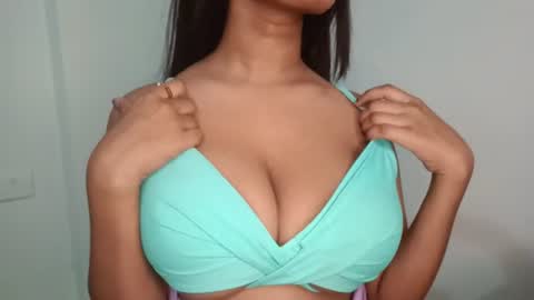 shreya_07 online show from June 10, 2026, 1:32 pm