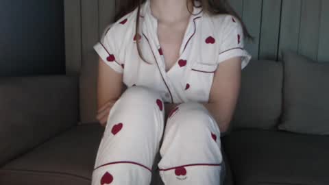shy_schoolgirl_ online show from February 6, 2025, 8:23 pm