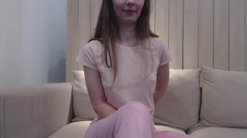 shy_schoolgirl_ online show from March 3, 2025, 4:24 pm